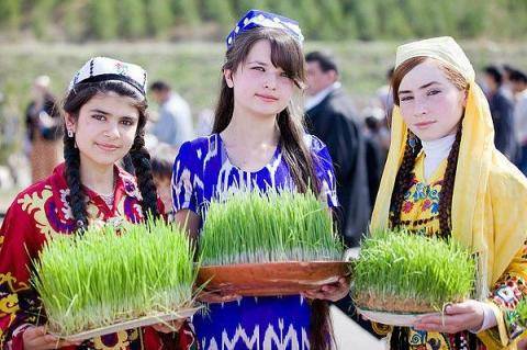 Sumalak preparation, girls in national dress